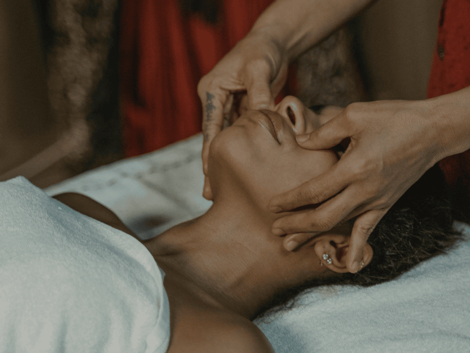 Що містить в собі авторський масаж обличчя: - 4