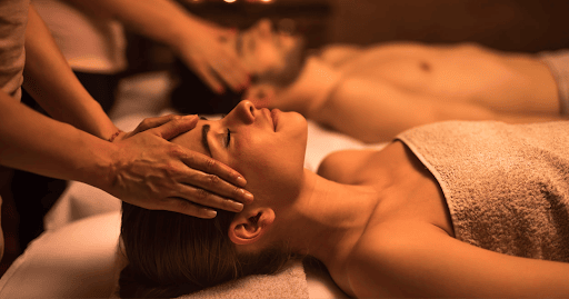 Відкрийте новий рівень близькості з парним масажем